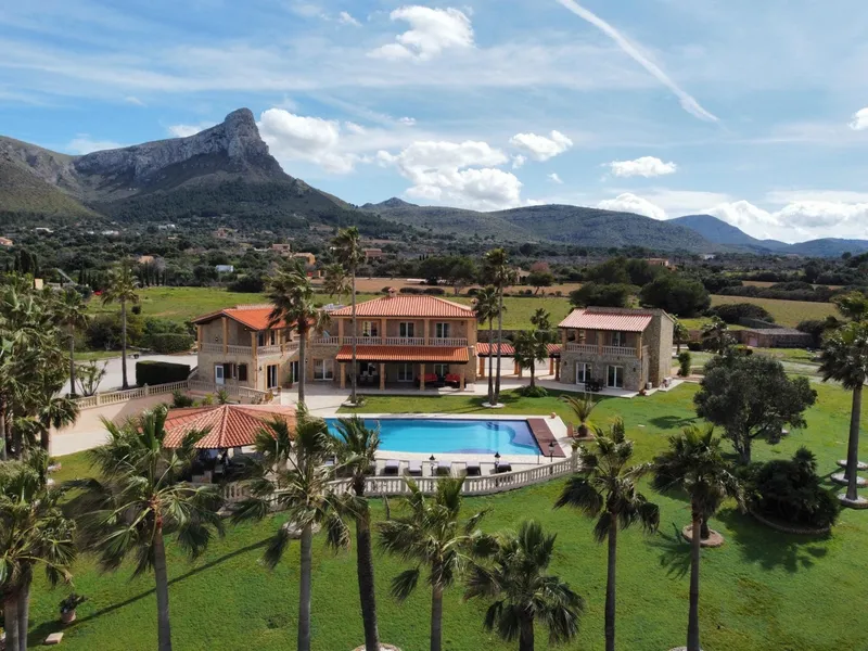 Impressive rustic estate 300 meters from the sea — photo 1