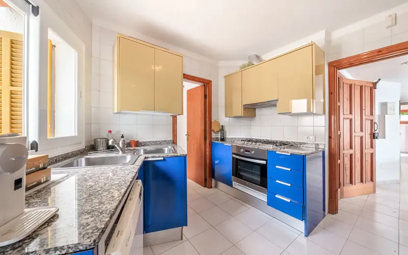En primera línea de mar presentamos esta encantadora villa de estilo mediterráneo en Cala Pi. La fabulosa propiedad con vistas panorámicas d — photo 9