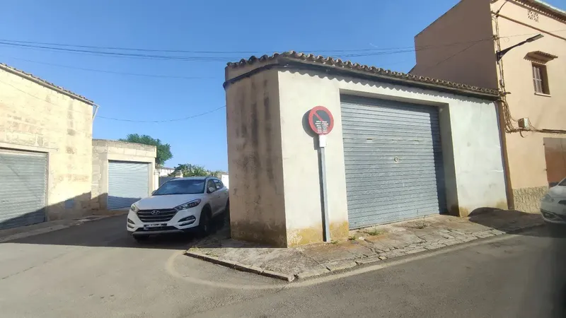 Ubicado en una zona elevada y tranquila, este solar urbano de 91 m2 en Santa Margalida actualmente se usa como garaje, pero es edificable co — photo 4