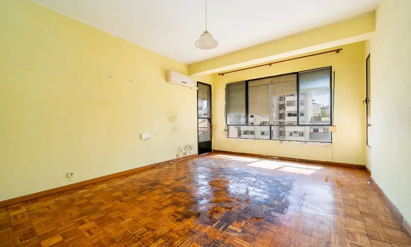 Opportunity to renovate! Fourth floor without elevator... — photo 2