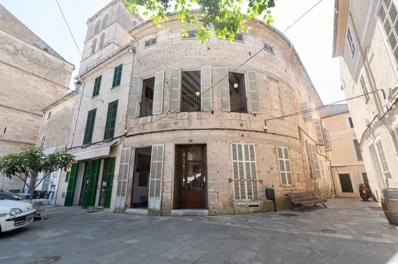 Don't miss the opportunity to visit one of the most emblematic houses in the village of Sineu. Located right on the main square — photo 2