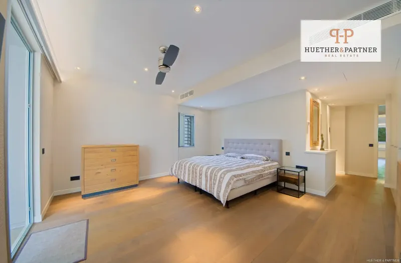 This elegant penthouse is located on the second floor of an exclusive gated residential complex in the coveted area of Bendinat, a few steps from the sea. — photo 12