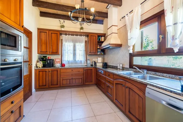 Versatile family villa for sale close to the beach in Bonaire, North Mallorca — photo 7