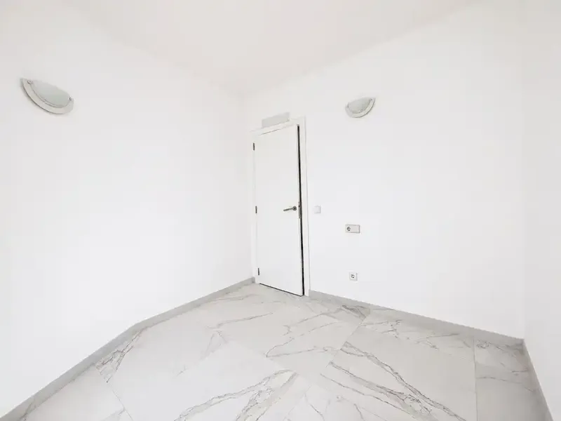 In the very center, in a stately building with elevator, we find this third floor recently finished of approximately 140 m² usable, a home — photo 10