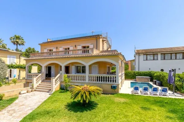 Mediterranean villa with a holiday rental license near the beach in Alcudia — photo 2