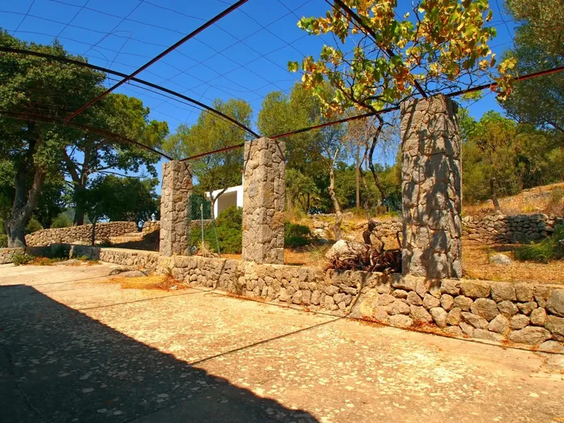 Beautiful Stone House with 80cm walls, on a rustic estate of approx. 33,000m2, has cistern water, Endesa electricity, distributed in — photo 12