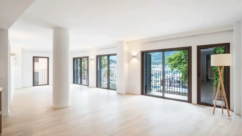 This apartment is part of a newly built residential complex spread over four floors on the seafront of Port de Sóller — photo 4