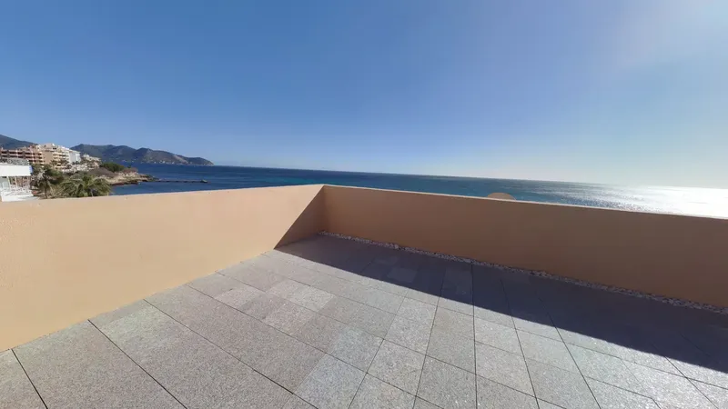 Right in the heart of Cala Millor - on the absolute first line of the sea - a property awaits you that has no rival in this form. — photo 3
