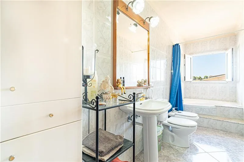 Single-family home on a lot of approximately 505 m² with partial ocean views — photo 12