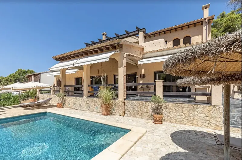 Villa in a unique location, only 5 minutes walk from the beach in Costa de la Calma. Living area of 350m2 — photo 1