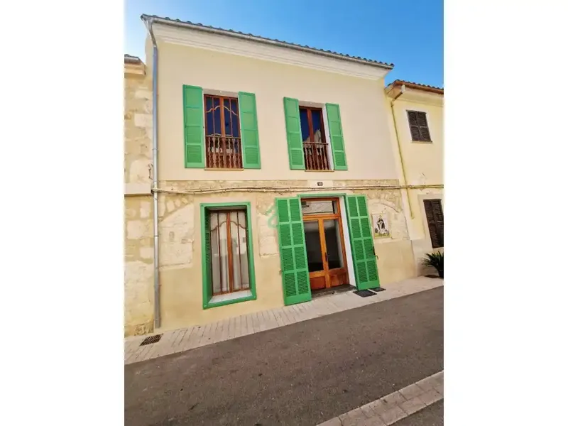 Hay casas que destacan por su ubicación y otras por su espacio. Esta reúne ambas cosas: 245 m² construidos en pleno centro de Manacor, con p — photo 12
