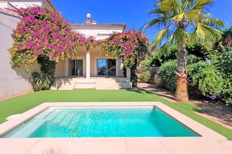 Modern terraced house with pool for rent — photo 1