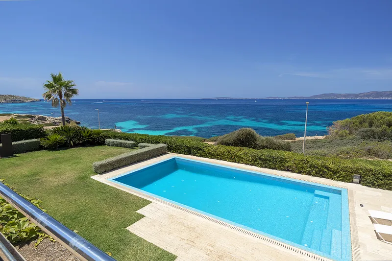 Villa in Son Veri Nou - Property with pool on the first sea line — photo 1