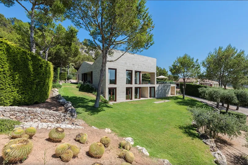 Spectacular modern villa overlooking Canyamel golf course and close to the sea — photo 1