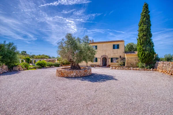 Charming finca with pool and plenty of space to breathe in Llucmajor for sale — photo 1