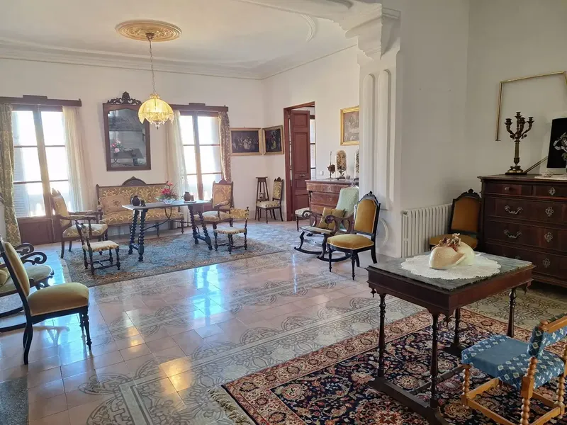 Impressive early 20th century house with all its charm and glamour, three floors, more like a mansion — photo 4