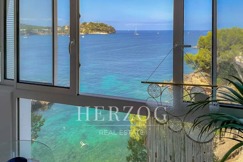 Completely renovated apartment on the beachfront with direct access to the ocean in Santa Ponsa — photo 1