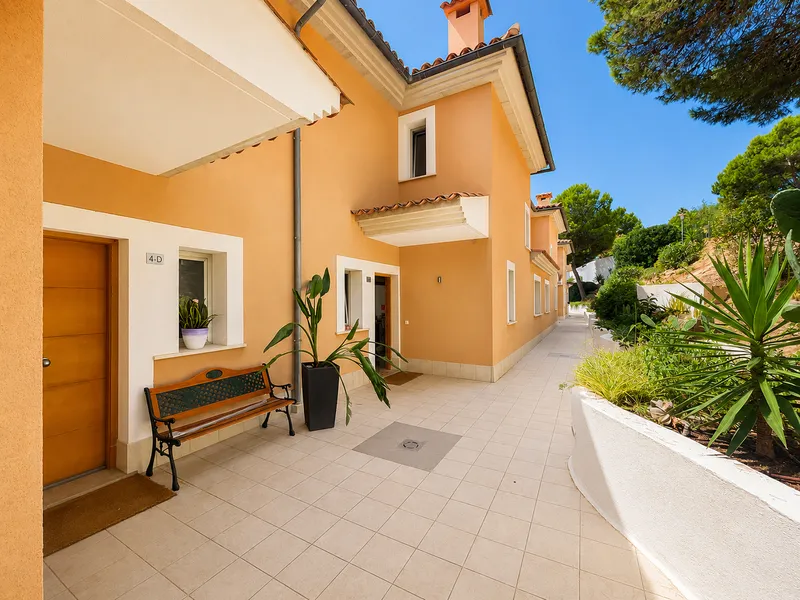 Spacious townhouse with private garden and pool in Cala Vinyas — photo 5