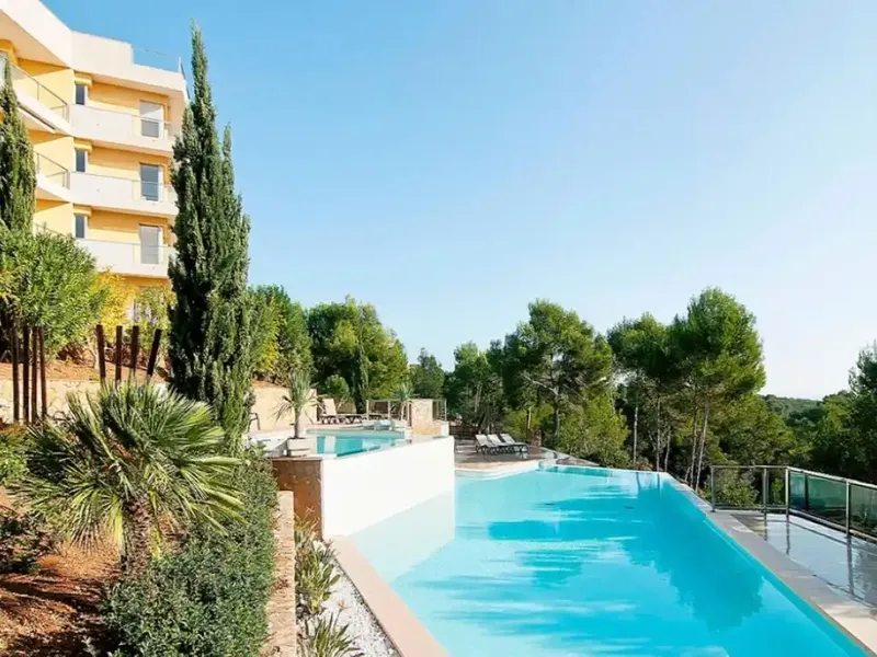 Elegant ground floor apartment in an impressive residence in Sol de Mallorca, a small coastal town in the southwest of Mallorca — photo 9