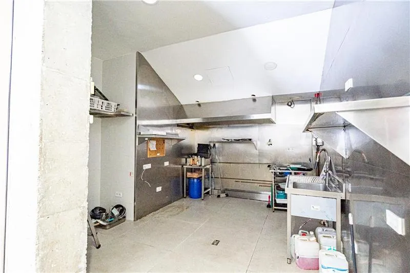 Ground-floor premises in a busy area of Son Cotoner — photo 4