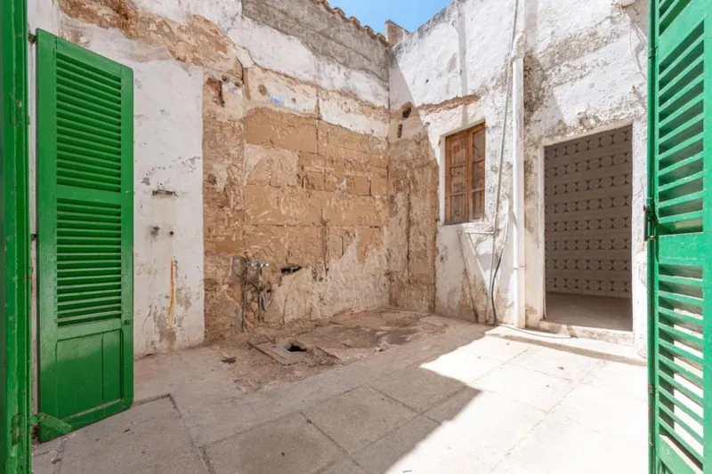 Town house in need of complete renovation situated in quiet street of Alcudia old town — photo 4