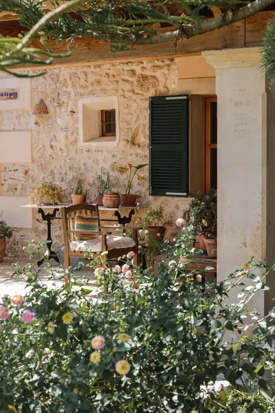 This genuine Mallorcan «finca» or country house on a large colorful plot in the heart of the village of Llubí is surrounded by a beautiful — photo 4