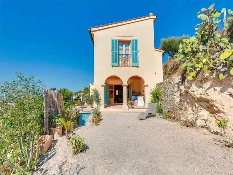 ¡Bienvenido a esta encantadora casa de pueblo en Andratx, Mallorca! Esta propiedad única, construida en 2007, ofrece una combinación perfect — photo 2
