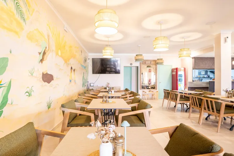 Transfer of renovated restaurant with license, extractor hood and terrace in Magaluf, Calvià — photo 8