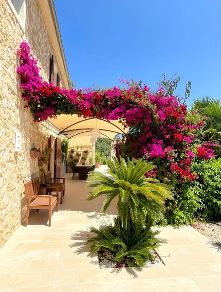 This magnificent property, like new, enjoys an idyllic location in the middle of unspoiled nature, just minutes from the charming village — photo 3