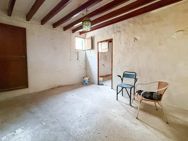 We present this magnificent village house located in the heart of Mancor de la Vall, an emblematic building that extends over — photo 6