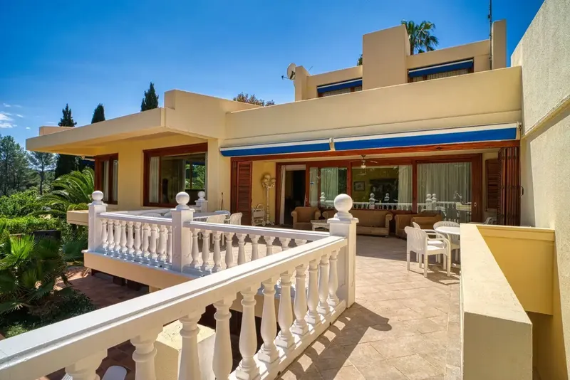 This exclusive villa is located directly on the Son Vida golf course, surrounded by a beautiful garden that guarantees privacy. — photo 12