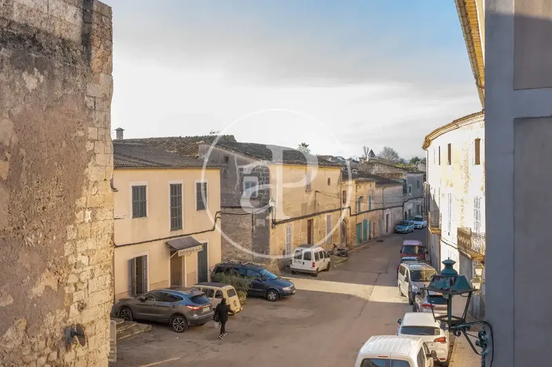 Large house to renovate with six bedrooms and three bathrooms, distributed over two floors of almost 400 m² built — photo 2