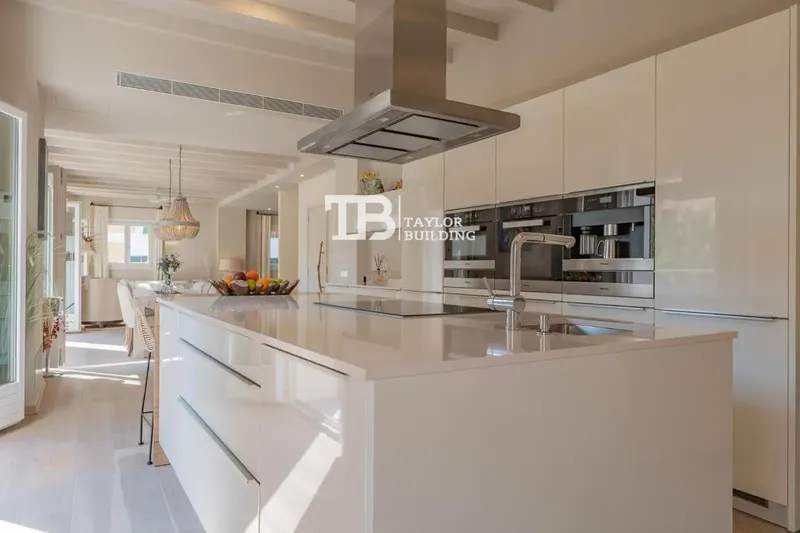 Taylor Building Real Estate presents an extraordinary property combining the historic essence of Palma de Mallorca's old town — photo 8