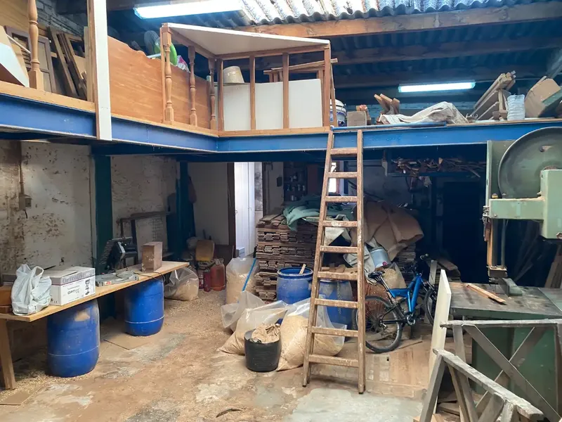 Street-level commercial premises of 150m2, entrance with own patio, possibility of enclosure, currently a carpentry with permits — photo 5