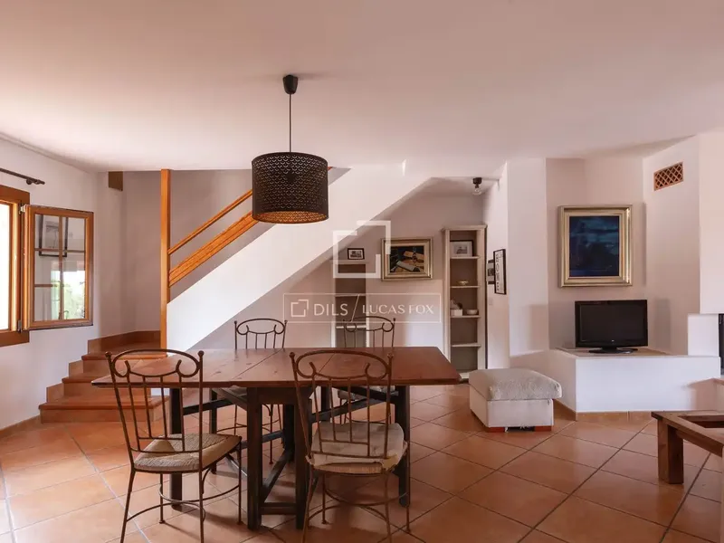 Located in the quiet residential area of Bahía Grande, this detached villa, approximately 175 m² built on a plot — photo 5