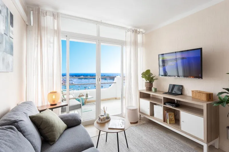 Sea-view apartment near Port Adriano with terrace and direct beach access — photo 6