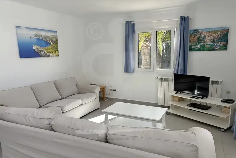 This magnificent detached villa is located in a peaceful urbanization Punta des Port just 400 meters from the charming beach of — photo 9