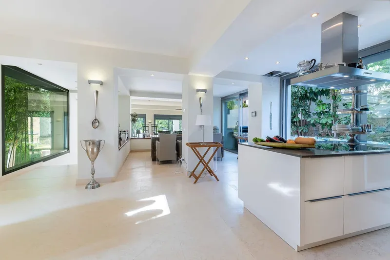 Bright luxury villa with fantastic views in a prime location — photo 7