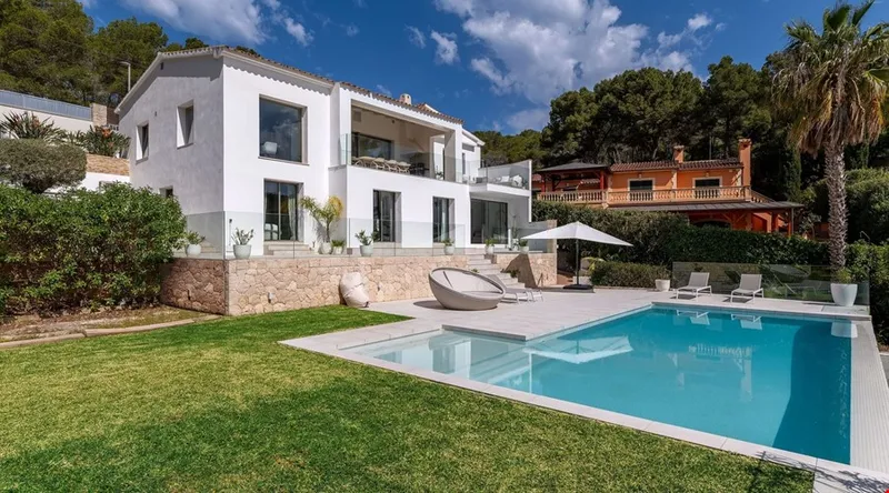 Refurbished five-bedroom villa with a rare flat garden for sale in Camp de Mar — photo 4
