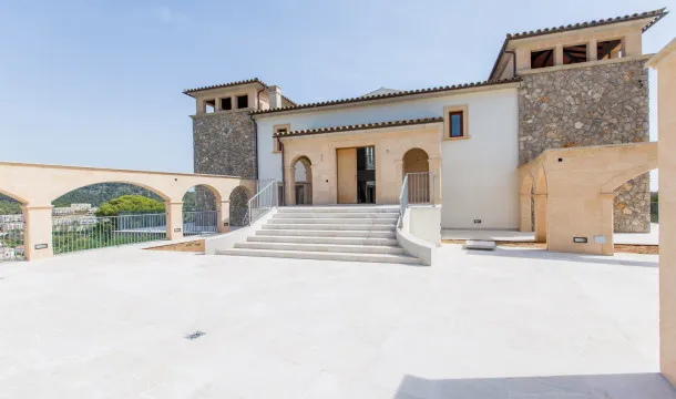 Impressive estate overlooking the Bay of Camp de Mar — photo 9