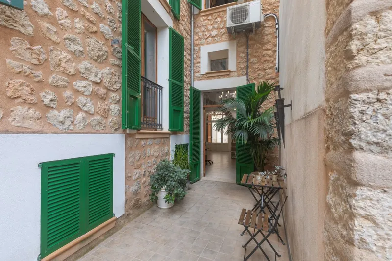 Casa de pueblo renovada con patio en el centro de Sóller — photo 10