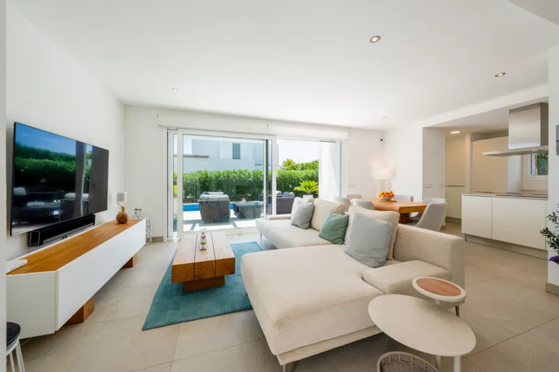 Exclusive residence with pool and well-kept garden in popular residential area - terrace and pool (15298) — photo 8