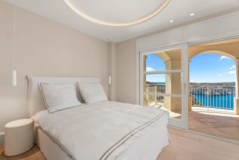 Luxurious Apartment with Impressive Sea Views — photo 10