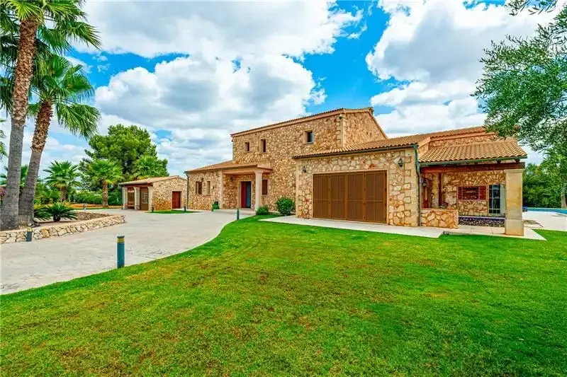 New chalet on plot of approx. 16,800 m2 with saltwater pool, 300 m2 built over two floors, large living-dining room — photo 3