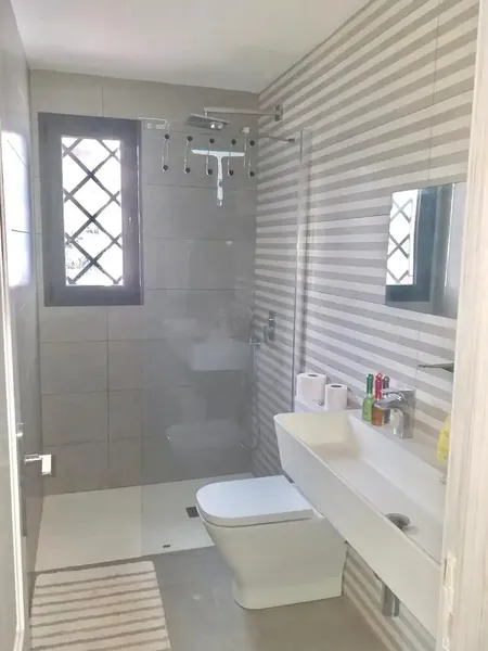 Preciosa villa de 186m2 construidos en un increíble terreno de 2.000m2. La finca se distribuye en un amplio salón comedor con chimenea con a — photo 7