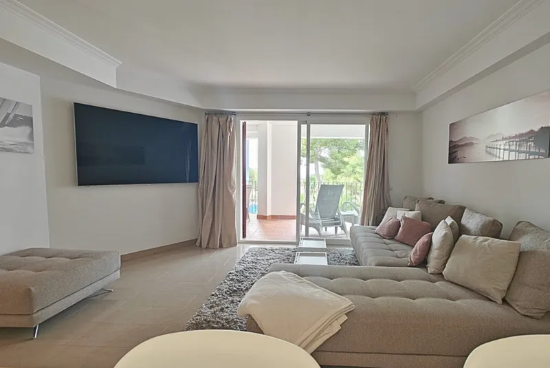 Apartment in Santa Ponsa - Pool area with sun loungers — photo 2