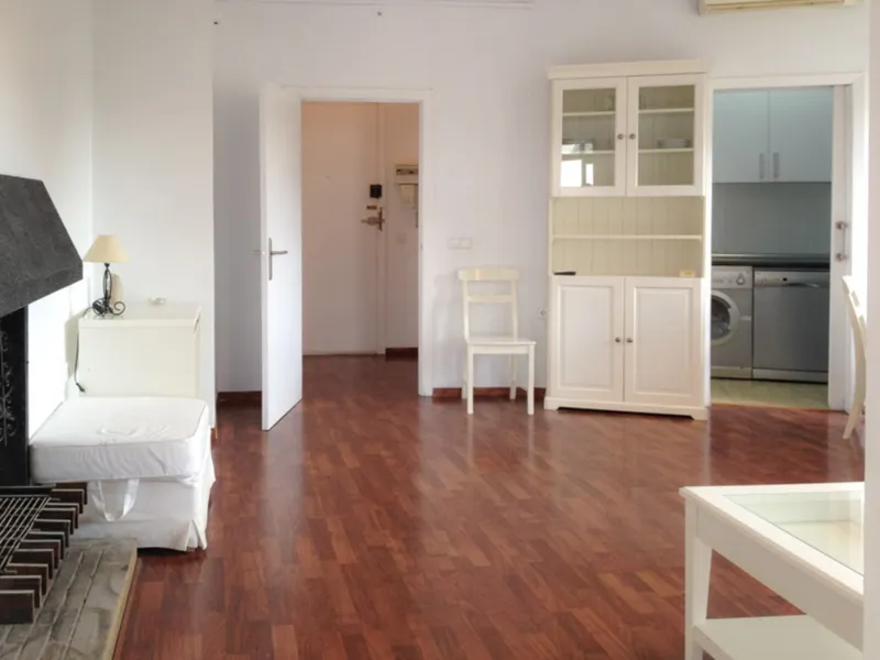 Spacious apartment for renovation with two bedrooms, two bathrooms, terrace, lift and parking in El Terreno — photo 6
