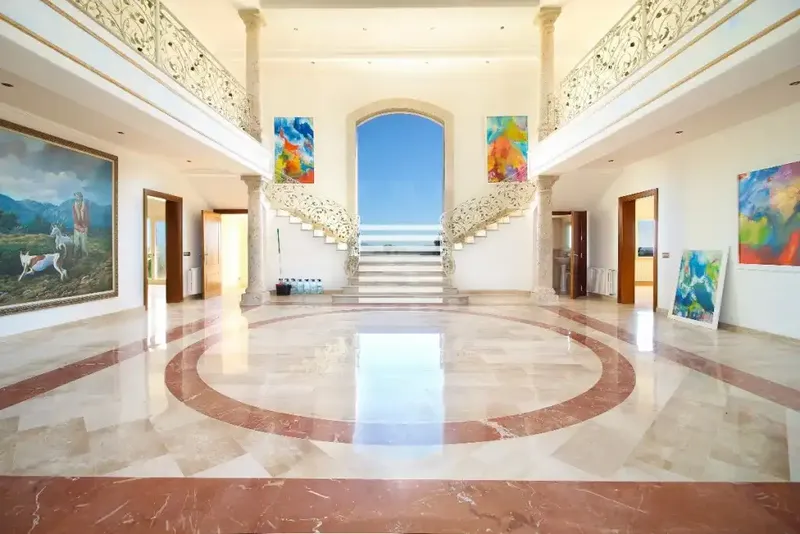 With over 16,000 m² of land and an elegant 608 m² residence, this property perfectly combines luxury, privacy and spectacular — photo 9