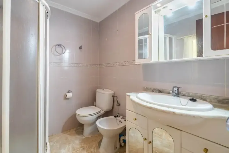 This villa for sale in Son Toni has a lot to offer, enjoying a convenient location with easy access to shops, golf course — photo 12