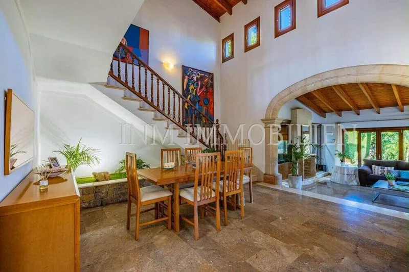 300m² detached house with 6 rooms, garden & pool for sale — photo 3